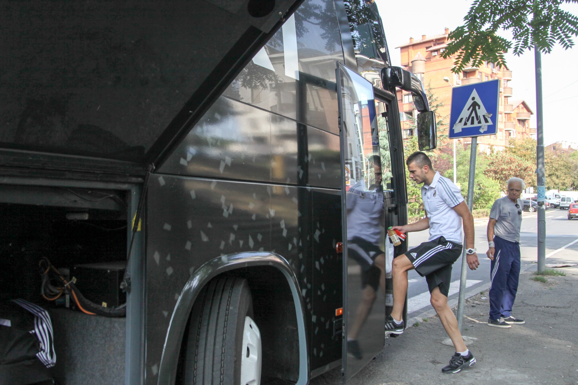 Crnomarković ulazi u autobus - Đorđe Crnomarković | FkCukaricki